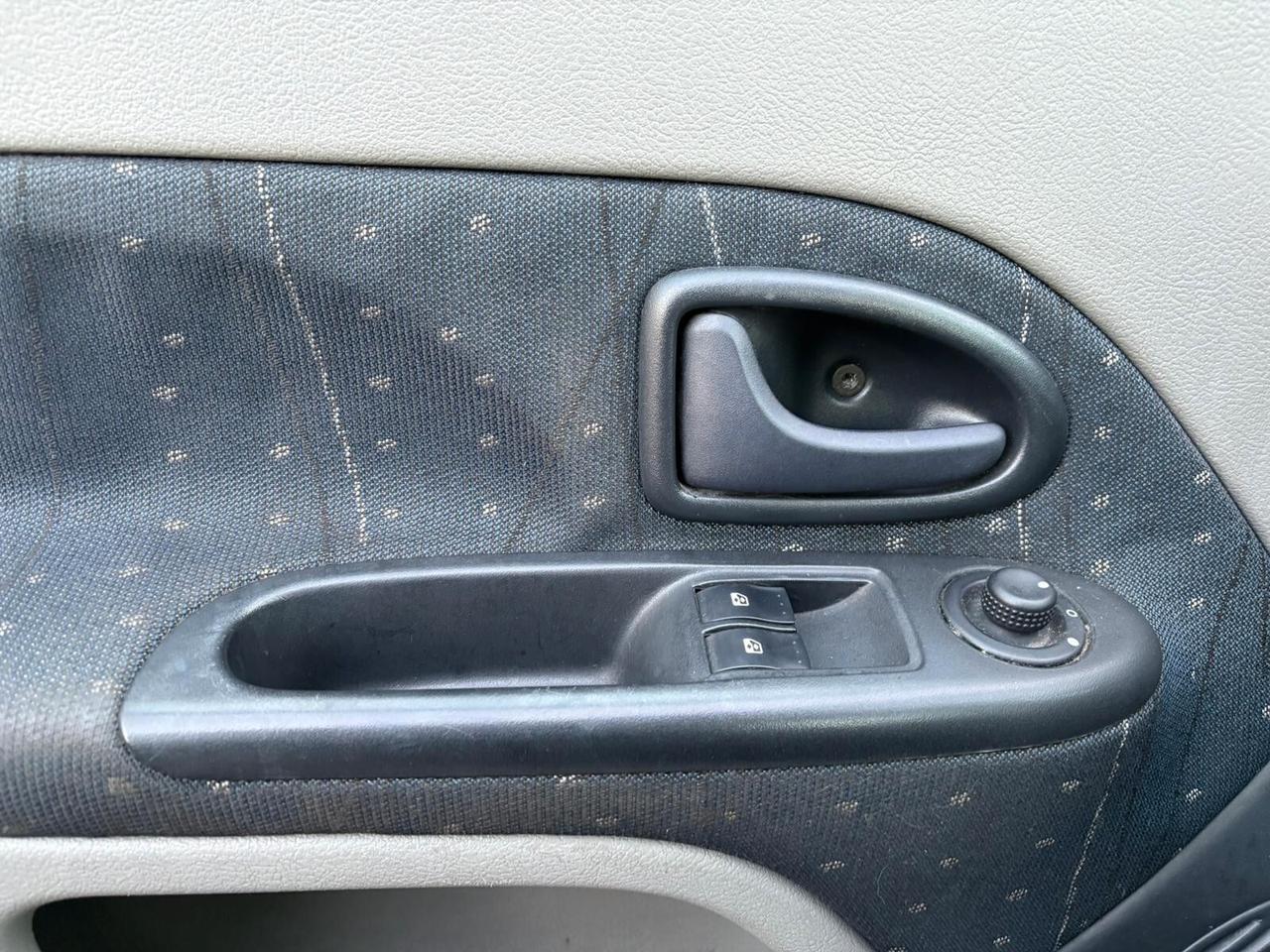 Renault Clio 1.2 16V 5 porte NEOPATENTATI