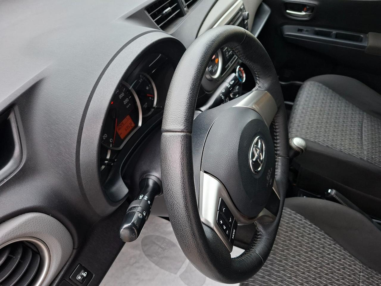 Toyota Yaris 1.0 Lounge *UNICO PROPRIETARIO*