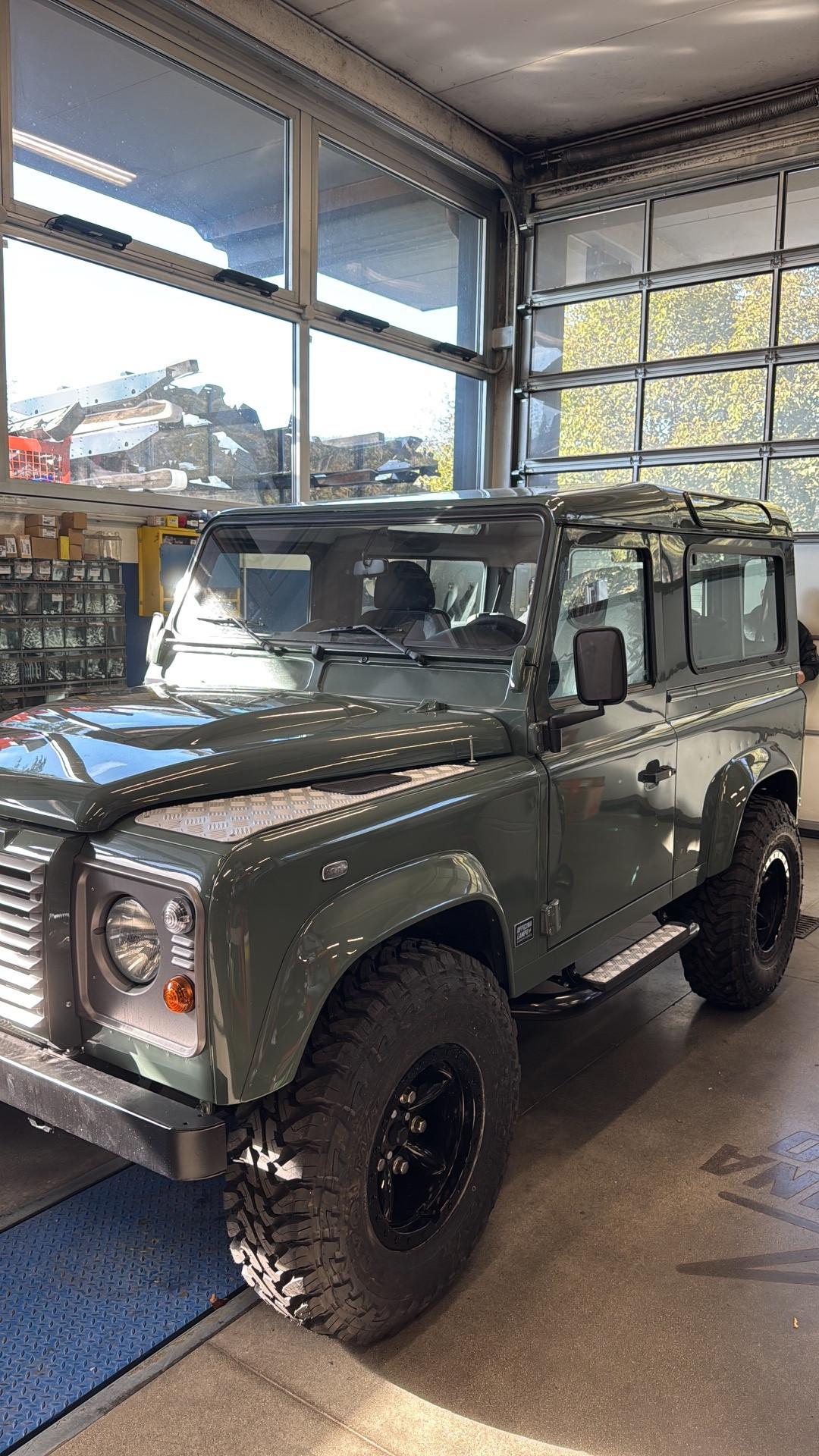 Land Rover Defender 90 2.4 TD4 Station Wagon SE