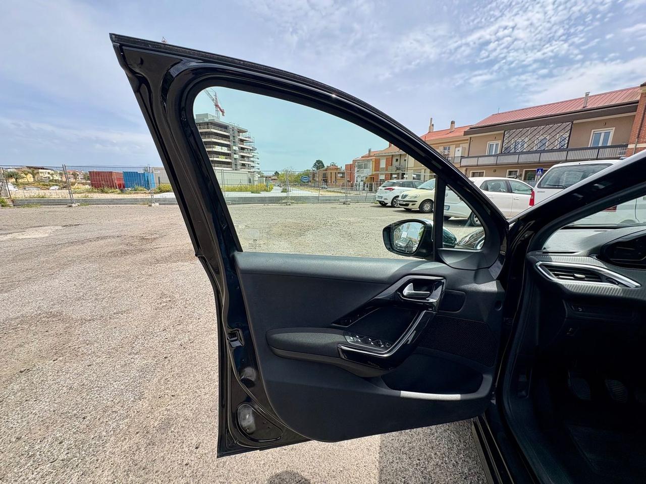 Peugeot 208 Allure 1.6 Blue HDI 75 #10654