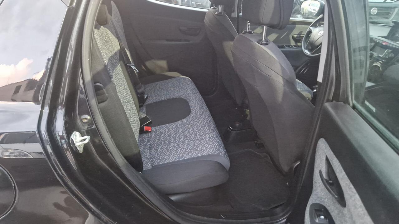 Lancia Ypsilon 1.0 FireFly 5 porte S&S Hybrid Ecochic Silver