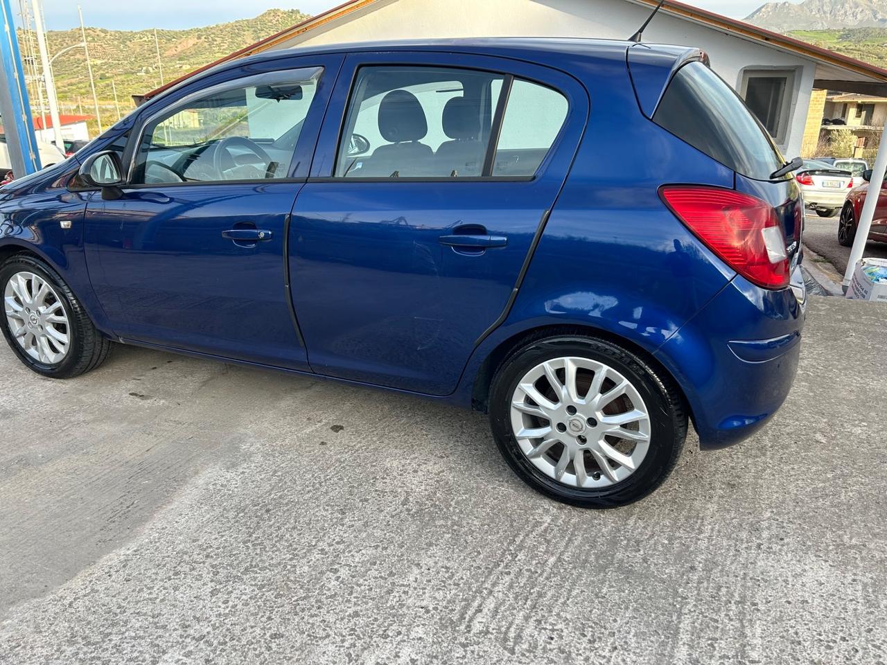 Opel Corsa 1.2 80CV 5 porte GPL cambio automatico