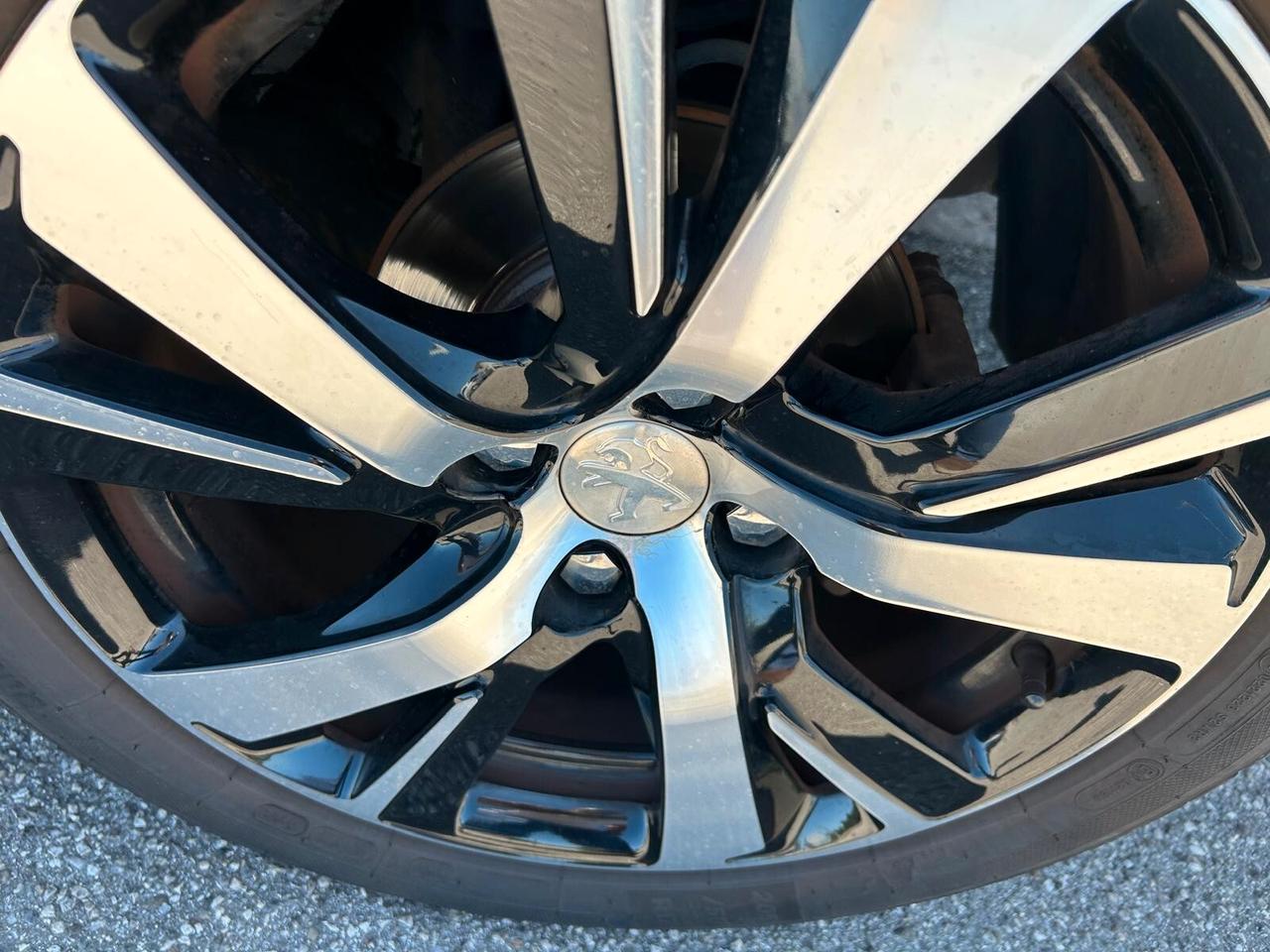 Peugeot 2008 ALLURE 1.6 BlueHDi 100