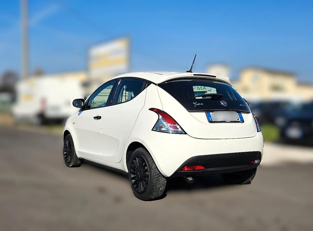 Lancia Ypsilon 1.0 FireFly 5 porte S&S Hybrid Ecochic Silver