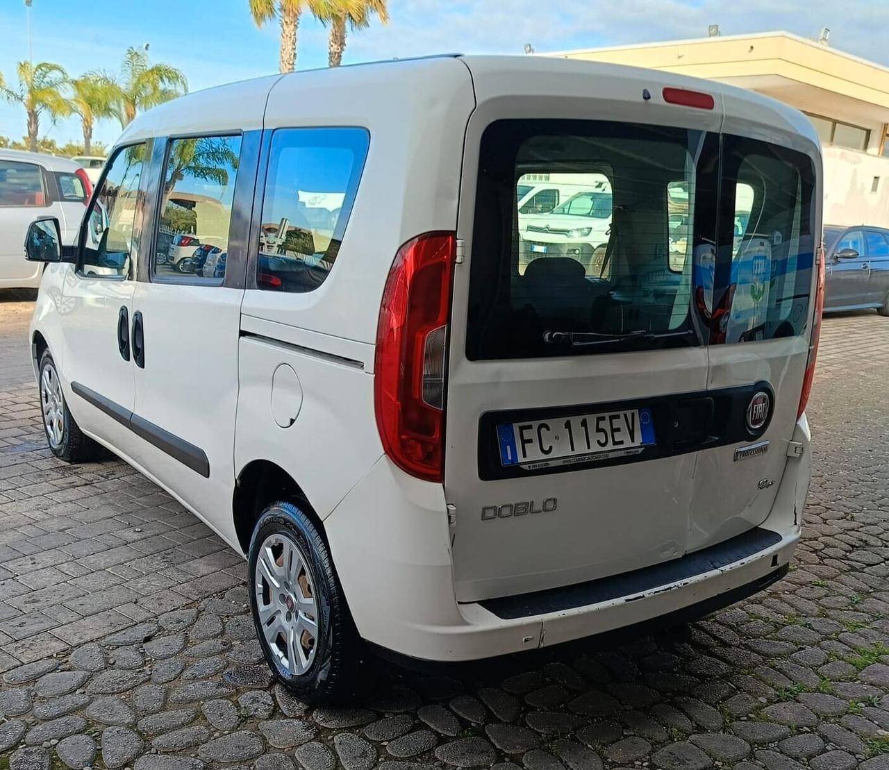 Fiat Doblo 1.3 MTJ Autocarro con gancio traino N1 5 posti