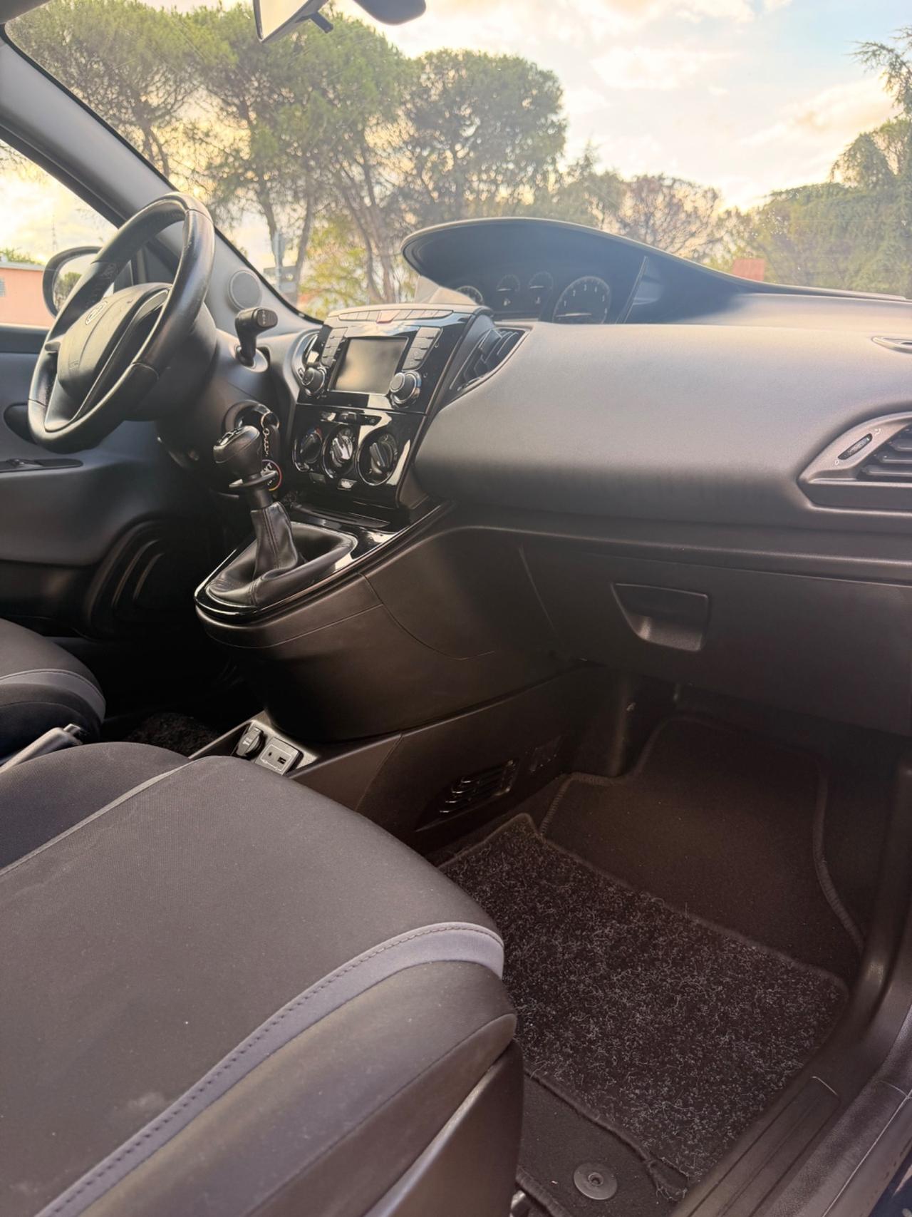 Lancia Ypsilon 1.2 69 CV 5 porte Platinum