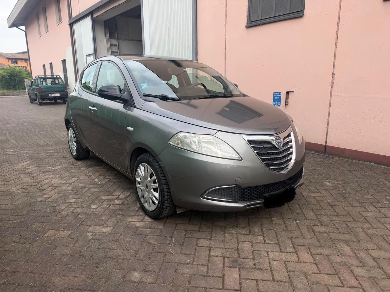 Lancia Ypsilon 1.2 69 CV 5 porte neopatentati unici prop