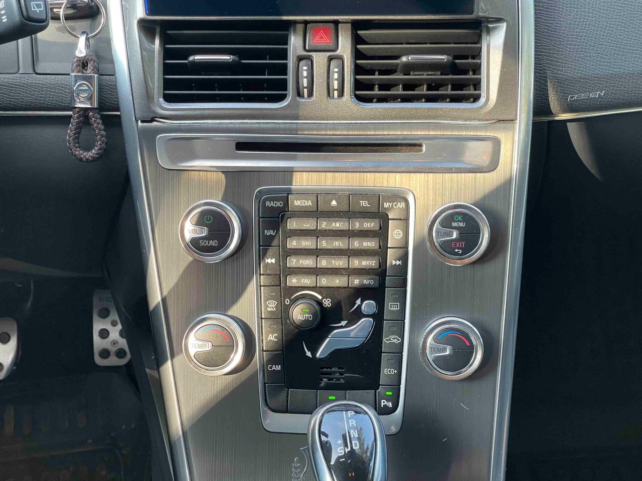 Volvo XC 60 XC60 D5 AWD Geartronic R-design Automatica Apple Car Android