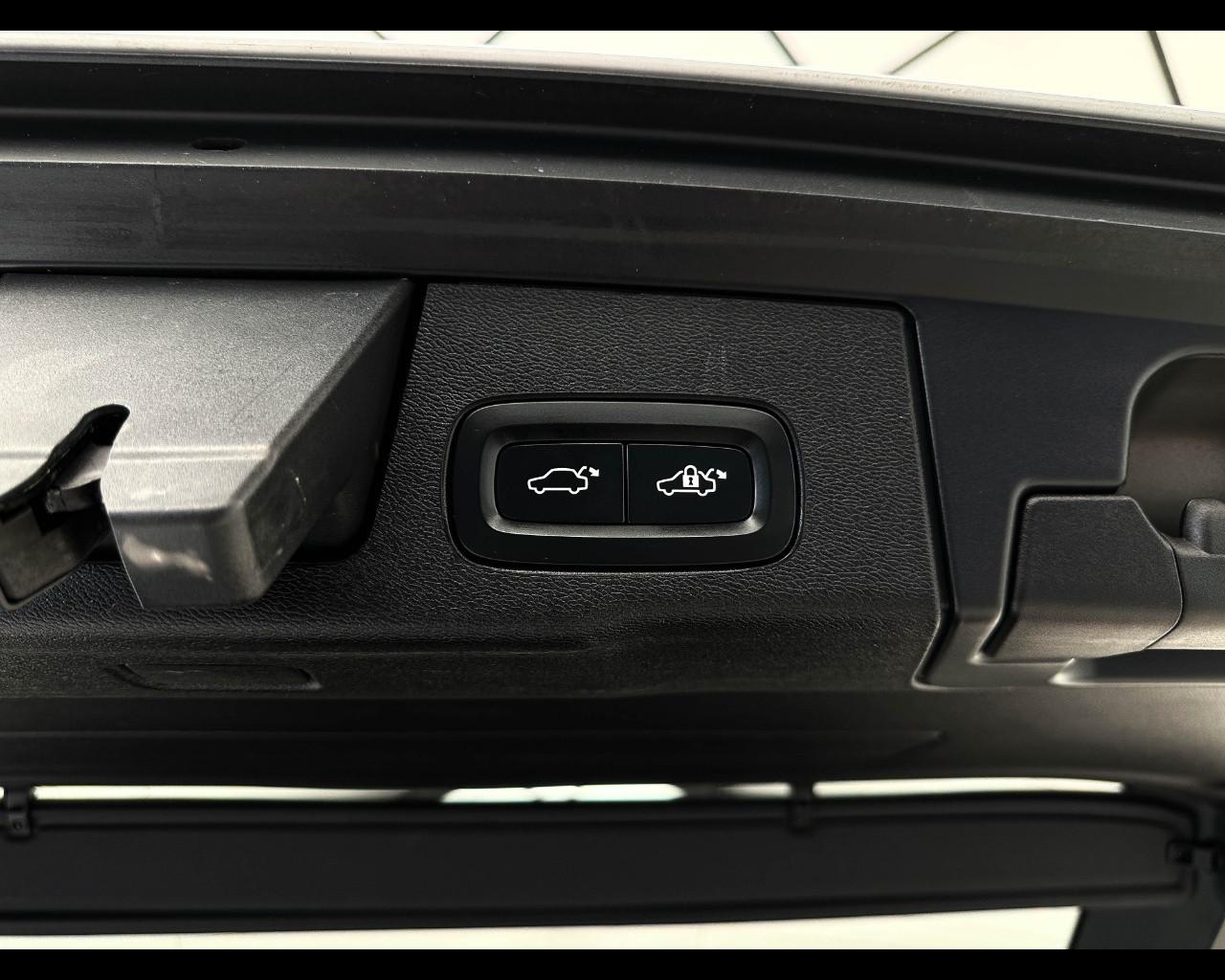 VOLVO XC60 B5 (B) AWD Geartronic Momentum Pro