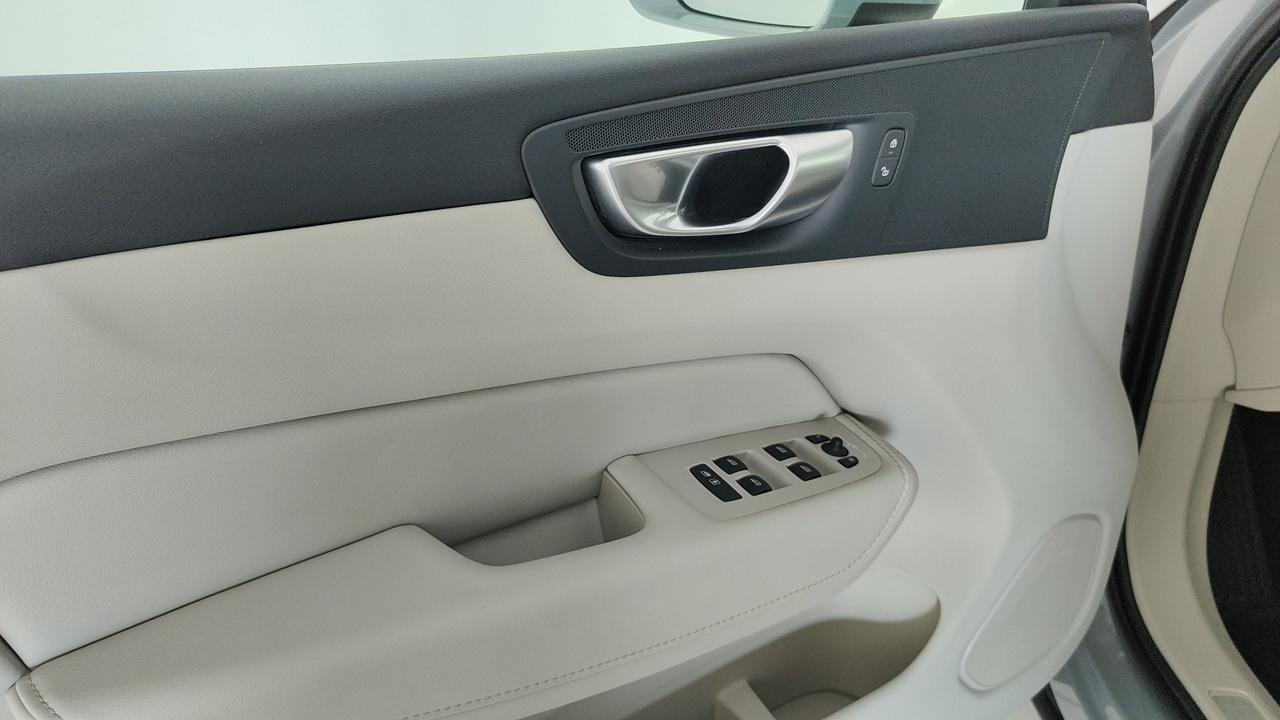 VOLVO XC60 2.0 b4 Momentum auto