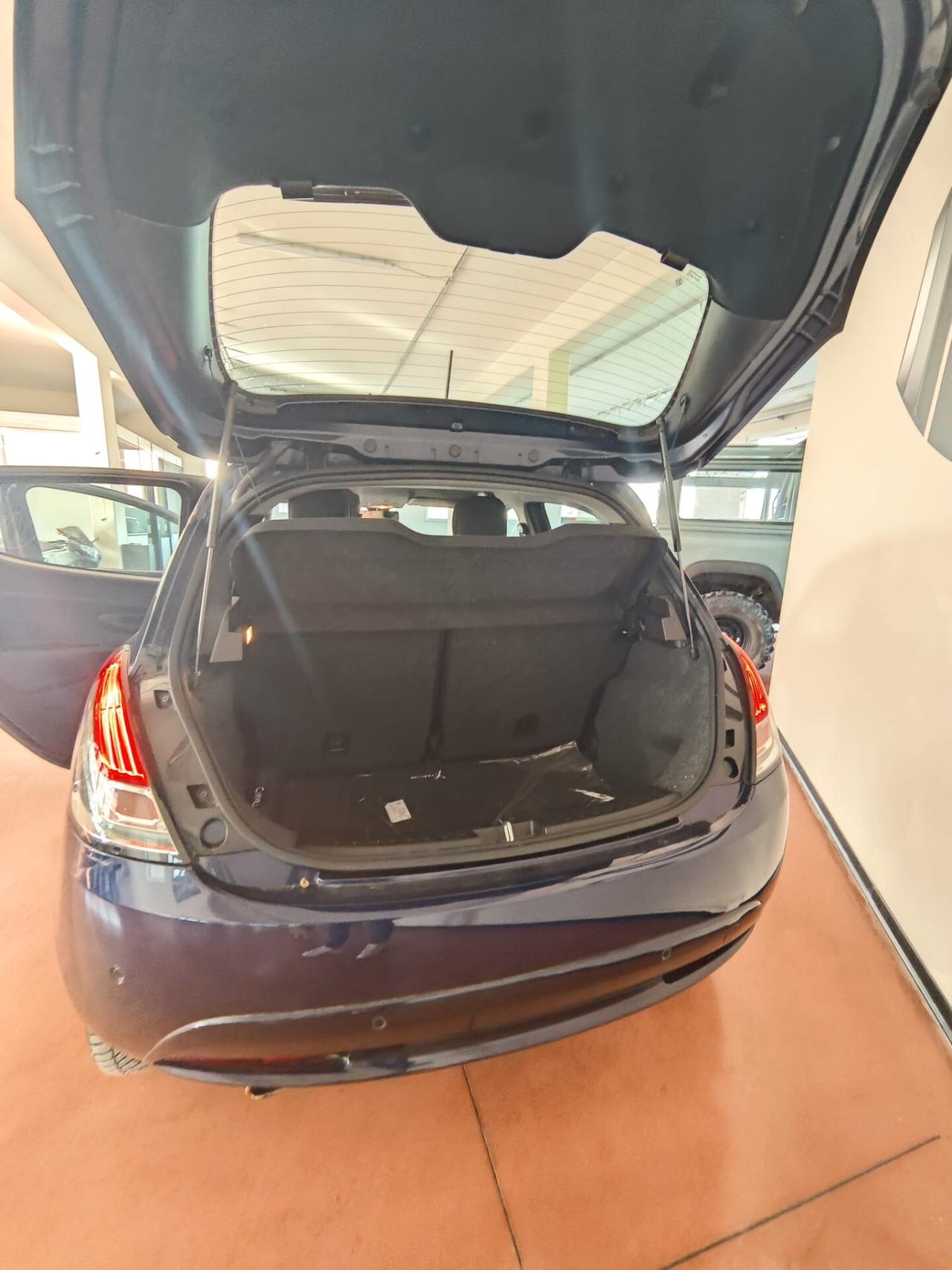 Lancia Ypsilon 1.0 FireFly 5 porte S&S Hybrid Ecochic Silver