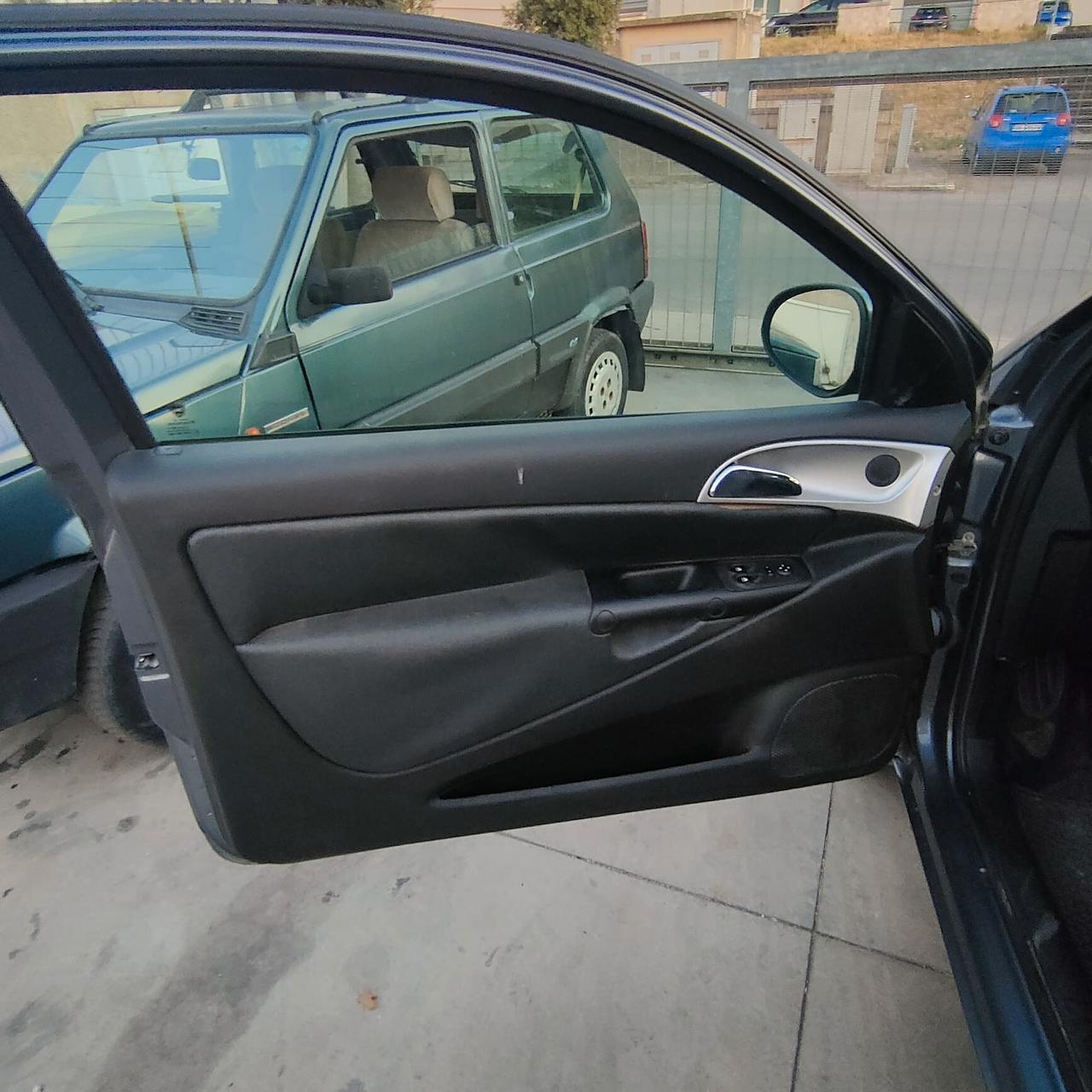 Lancia Ypsilon 1.3 MJT 75 CV Platino