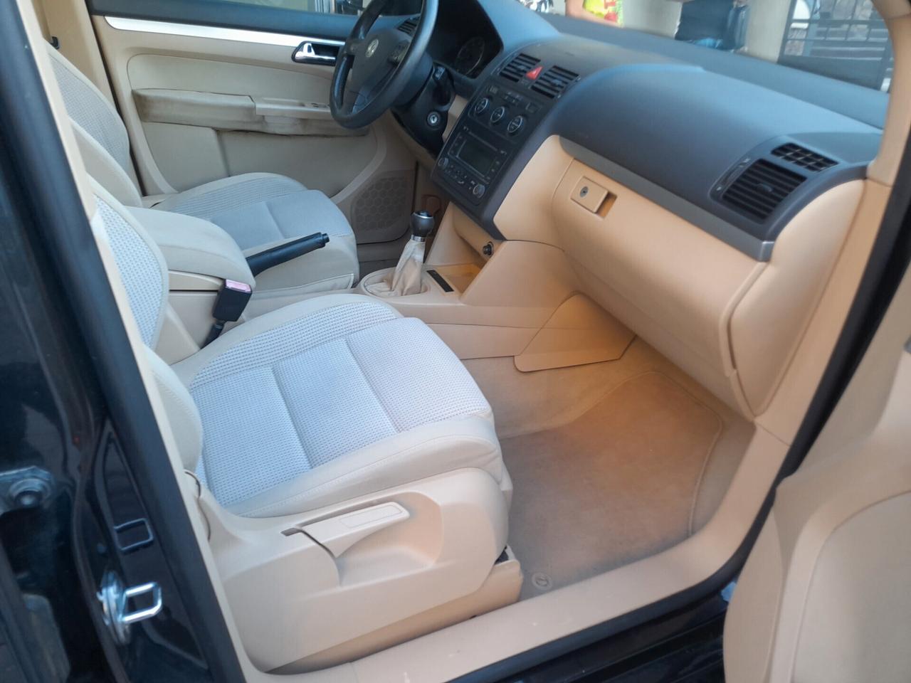 Volkswagen Touran 1.6 FSI Highline
