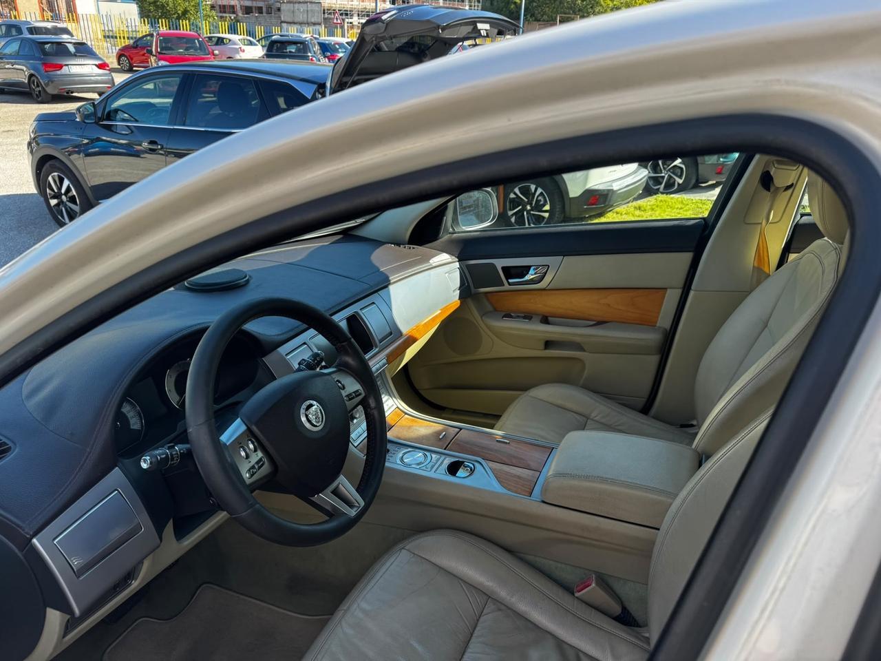 Jaguar XF 2.7D V6 Premium Luxury tagliandata e fatta distribuzione