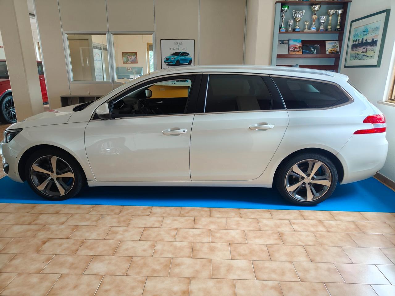 Peugeot 308 BlueHDi 120 S&S EAT6 SW Allure