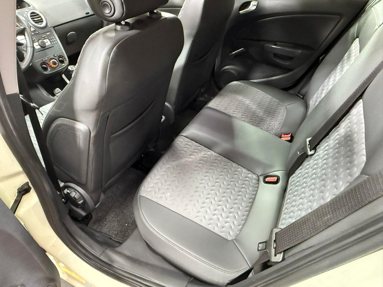 Opel Corsa 1.2 86cv Cosmo - 2011