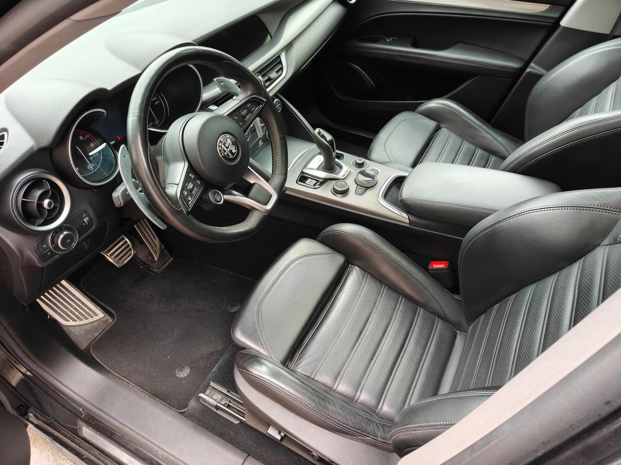 Alfa Romeo Stelvio Q4 Veloce total black