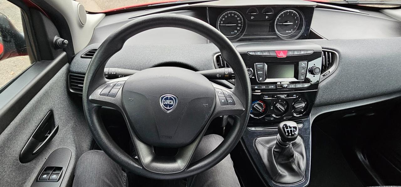 Lancia Ypsilon 1.0 benzina Hybrid