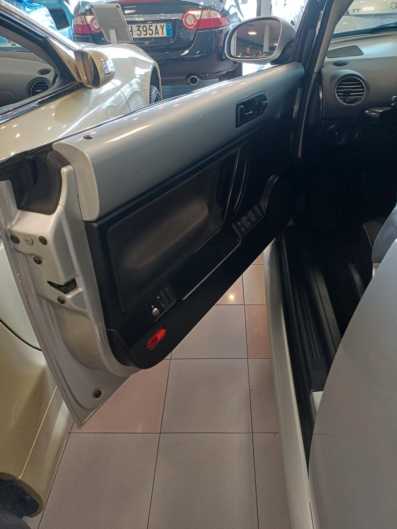 Volkswagen New Beetle 1.6 Cabrio NEOPATENTATI