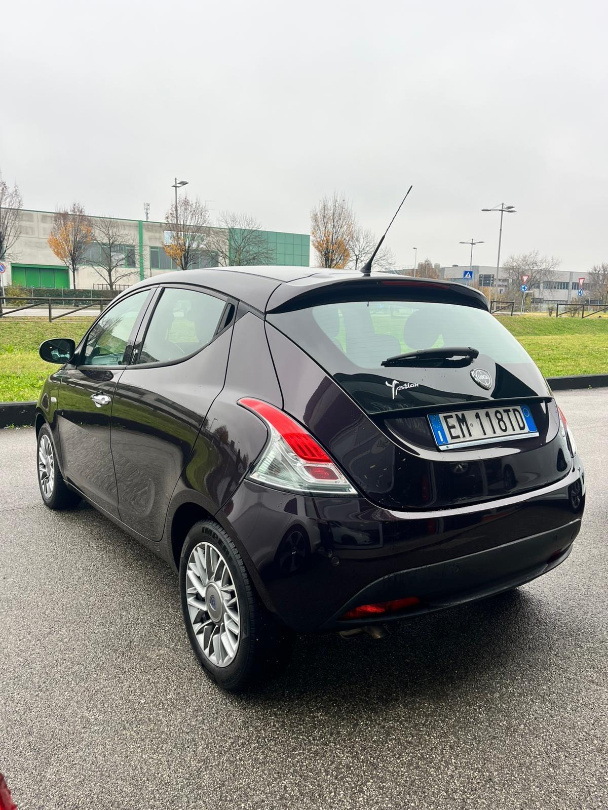Lancia Ypsilon 1.3 MJT 75 CV Neopatentati