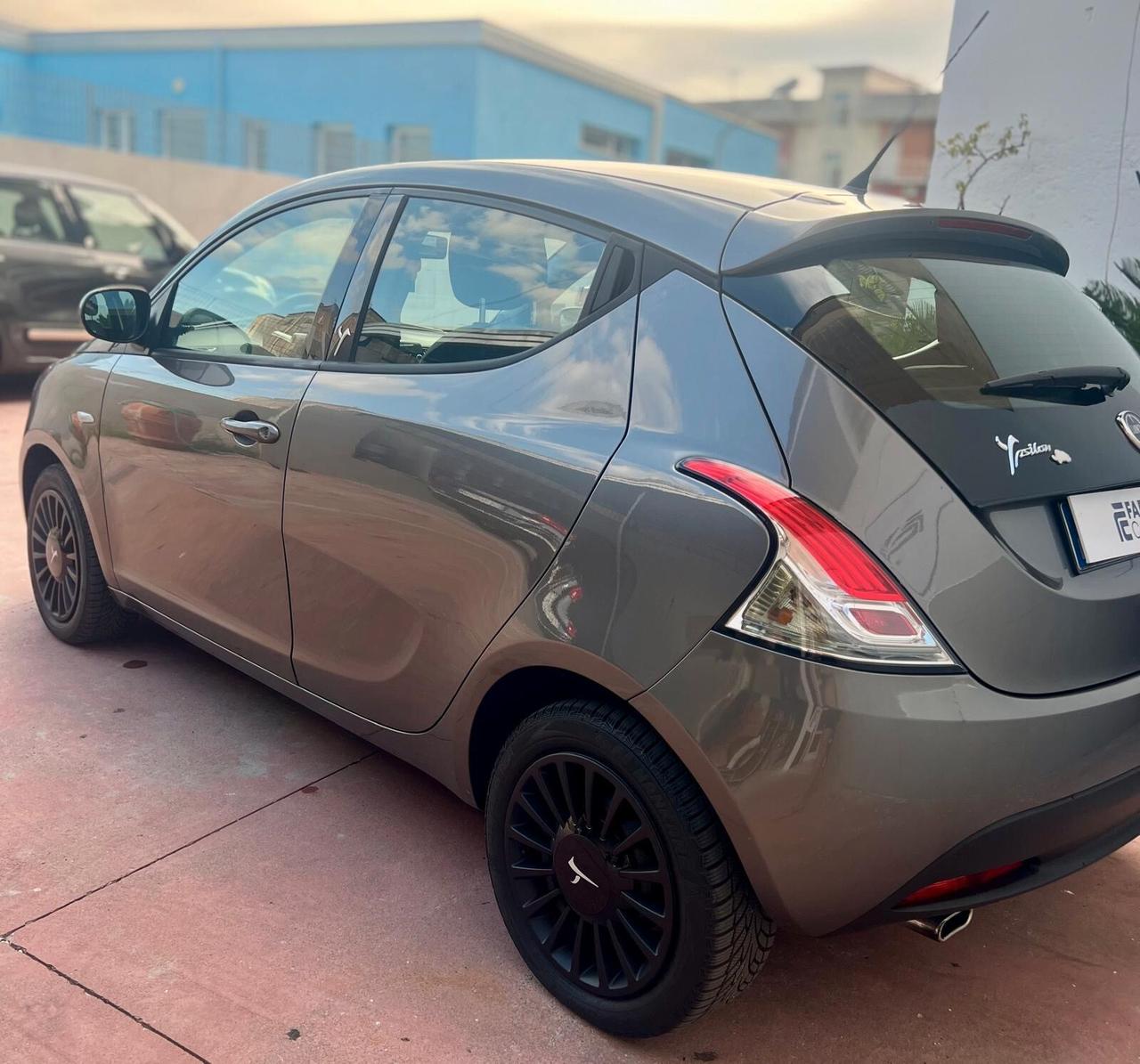 Lancia Ypsilon 1.2 69 CV 5 porte Elefantino