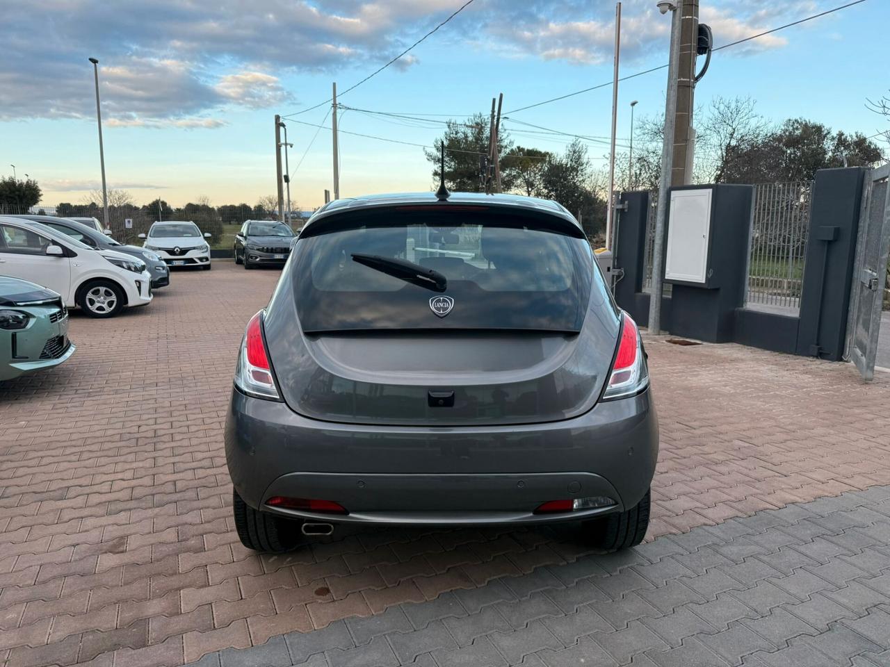 Lancia Ypsilon 1.0 FireFly 5 porte S&S Hybrid Platino