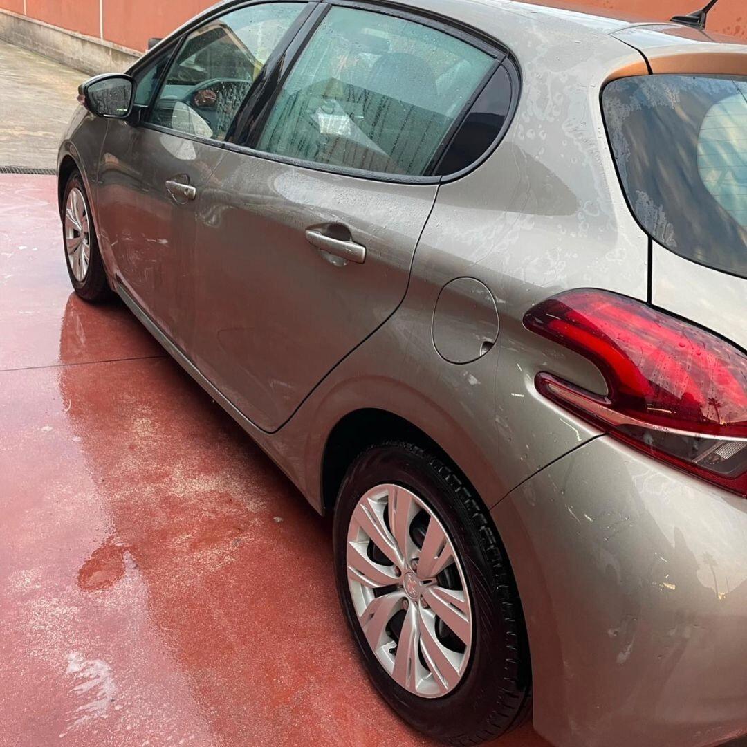 Peugeot 208 1.4 HDi 68 CV **NEOPATENTATI**