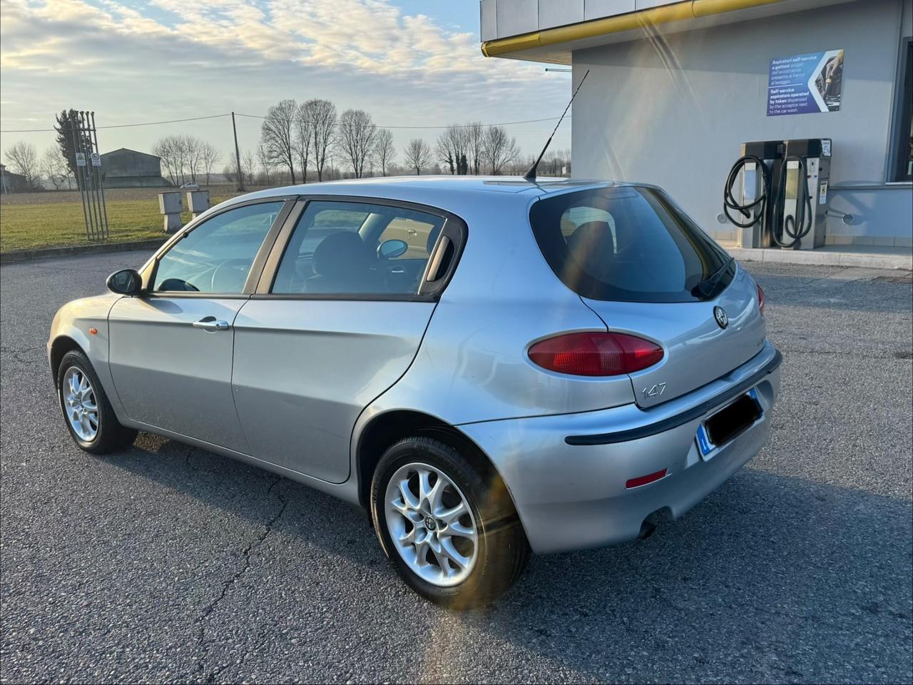 Alfa Romeo 147 1.6i 16V Twin Spark cat 5p. Distinctive