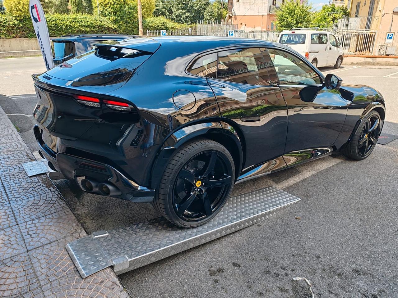 Ferrari Purosangue V12 DCT 4WD*Pano*Black