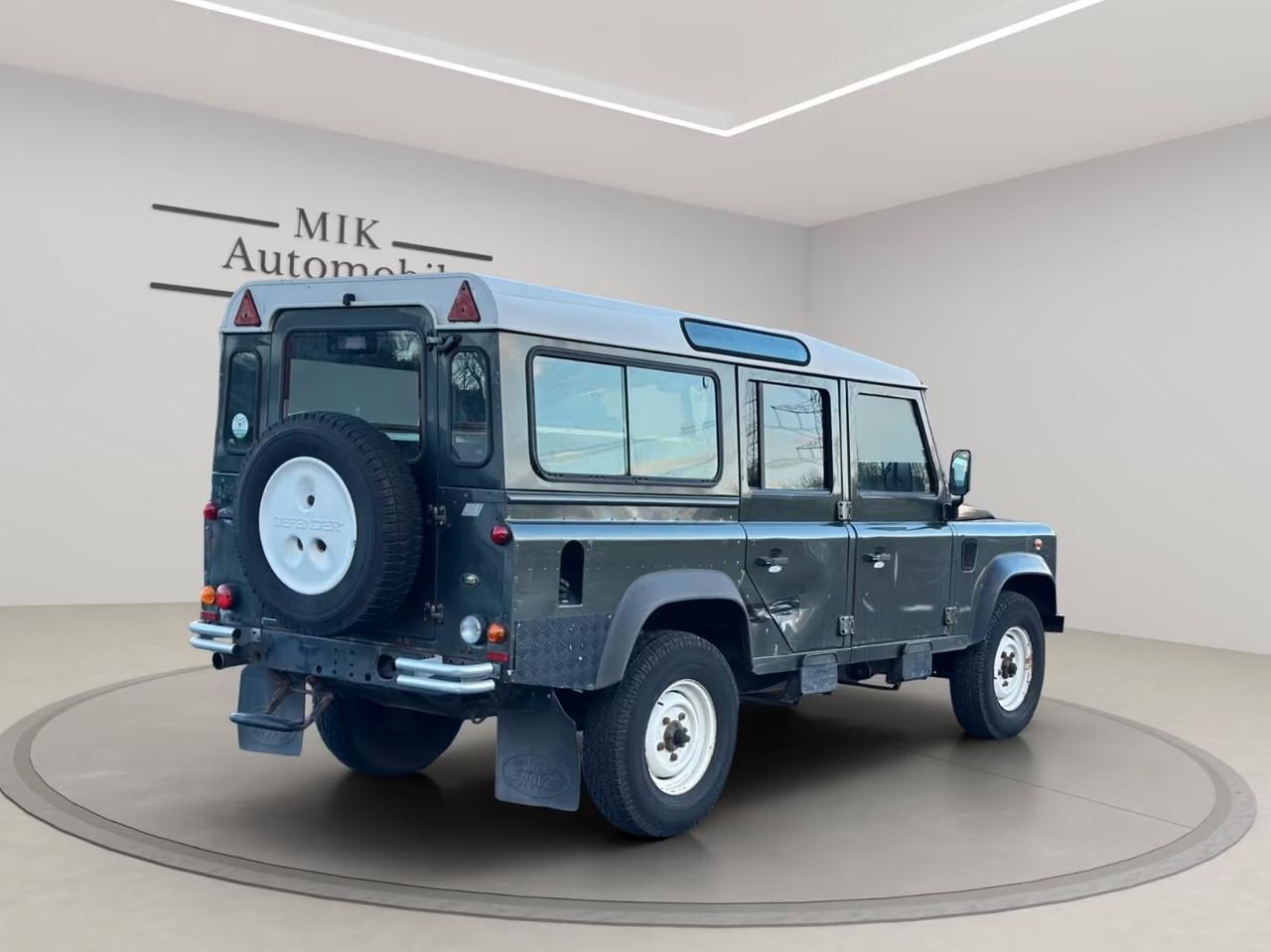 Land Rover Defender 110 TD5 Station Wagon 9 POSTI