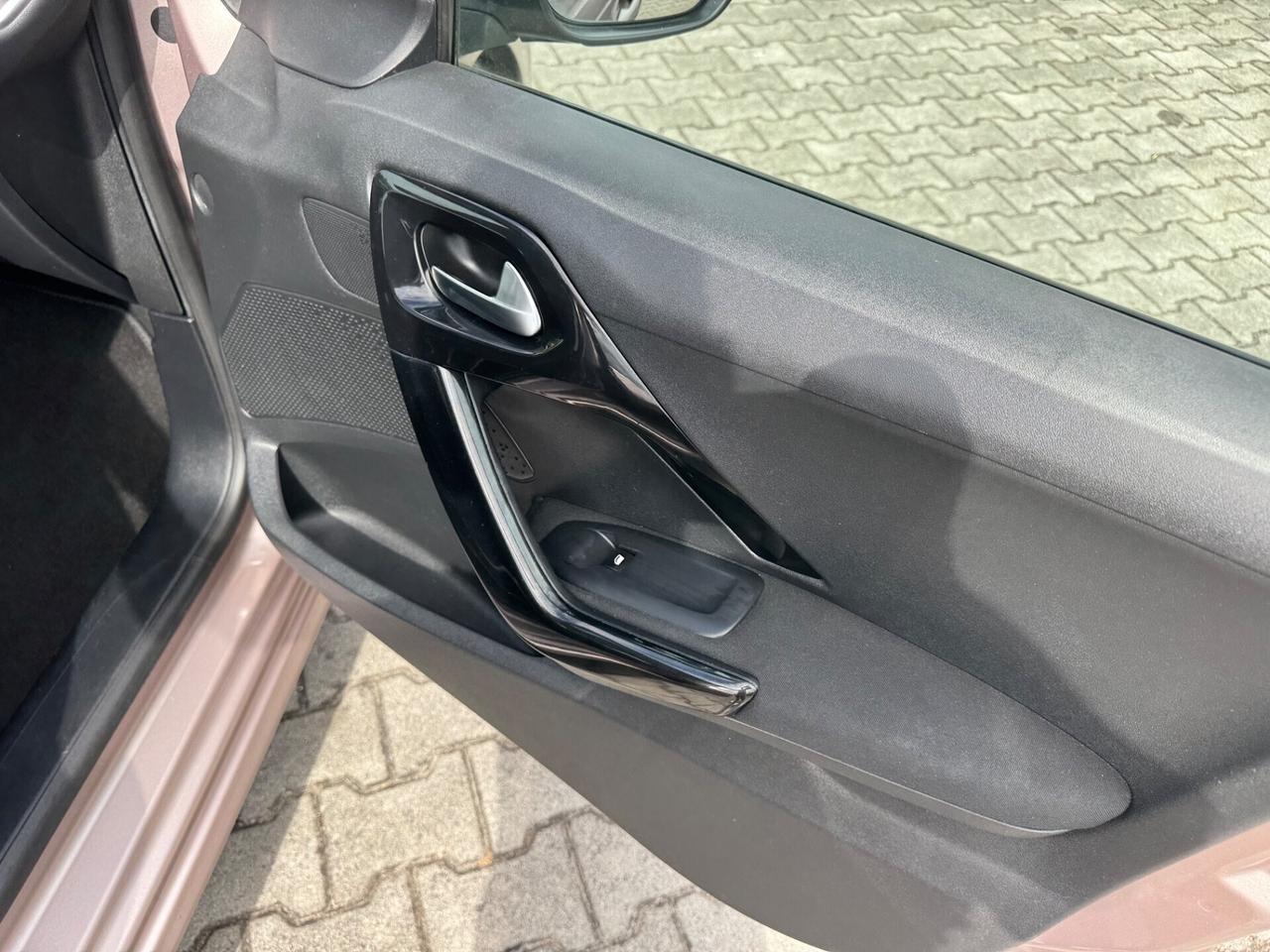 Peugeot 208 1.4 e-HDi 92 CV 5 porte neopatentati