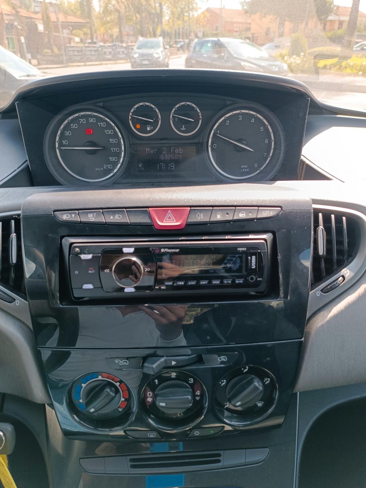 Lancia Ypsilon 1.2 69 CV 5 GPL Ecochic Silver