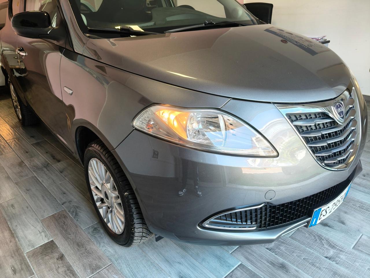 Lancia Ypsilon 5 porte Metano Ecochic Gold