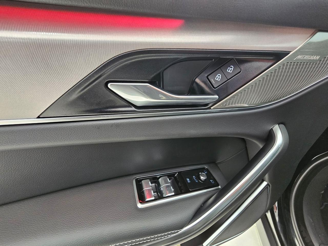 Jaguar F-Pace 2.0 D204 R-Dynamic SE awd auto camera