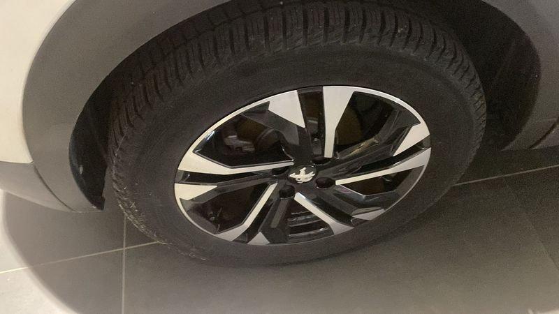 Peugeot 2008 motore elettrico 136 CV Allure Pack