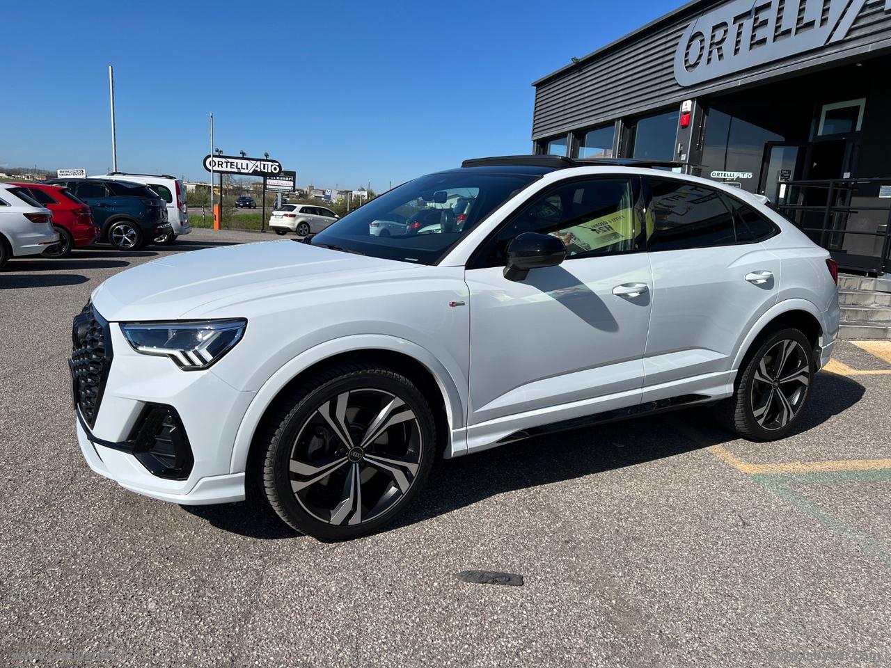 AUDI Q3 SPB 40 TDI quattro S tr. Ident. Black