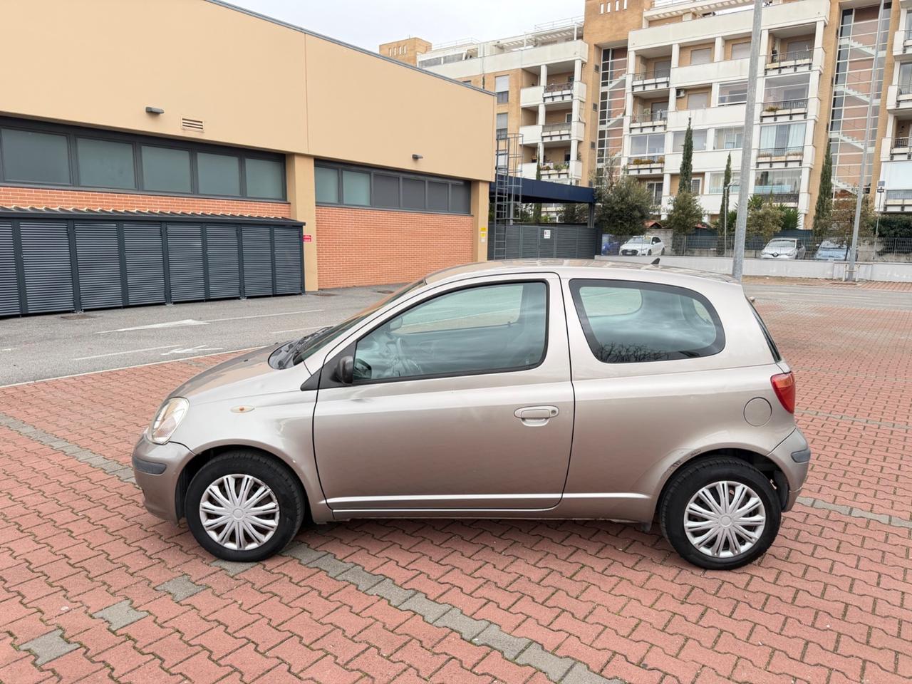 Toyota Yaris 1.0i 3p Sol