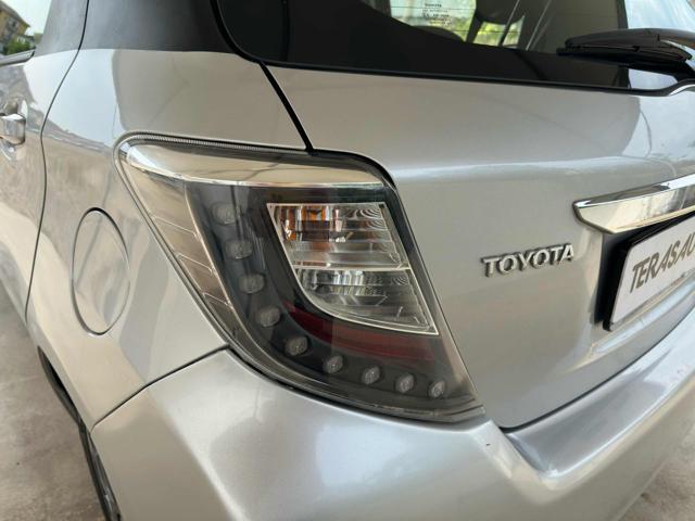TOYOTA Yaris 1.5 5 POSTI IBRIDA OK NEOPATENTATI BI-COLOR