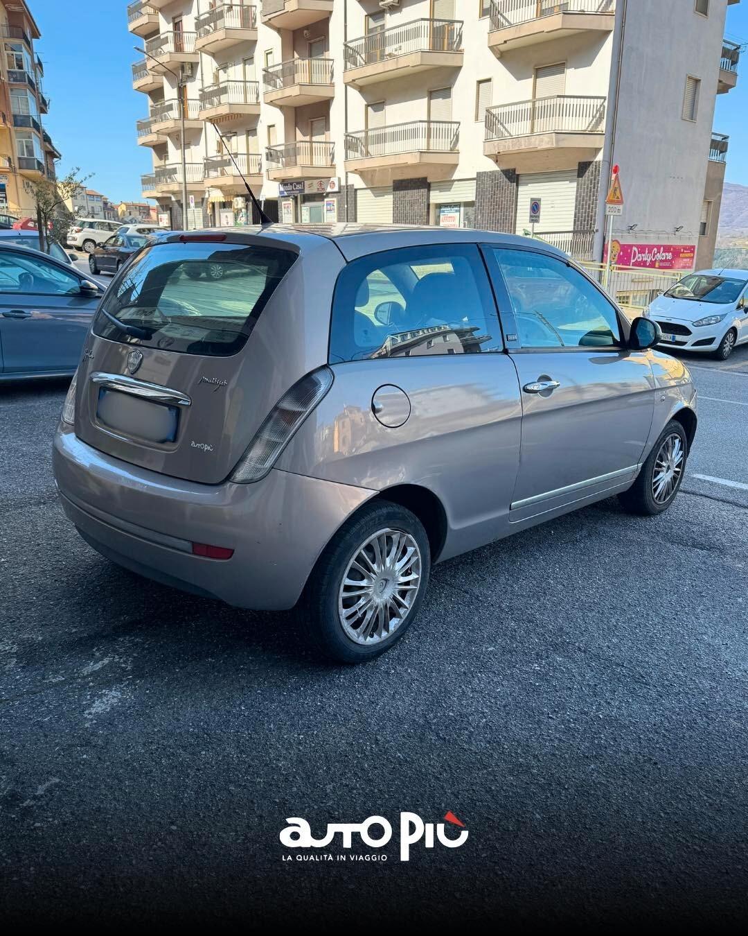 Lancia Ypsilon 1.3 MJT 75 CV New Oro