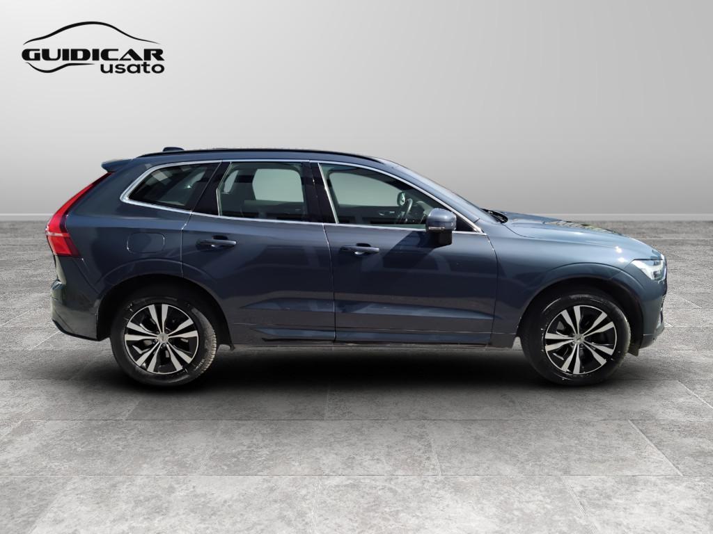 VOLVO XC60 II 2022 - XC60 2.0 b4 Momentum awd auto