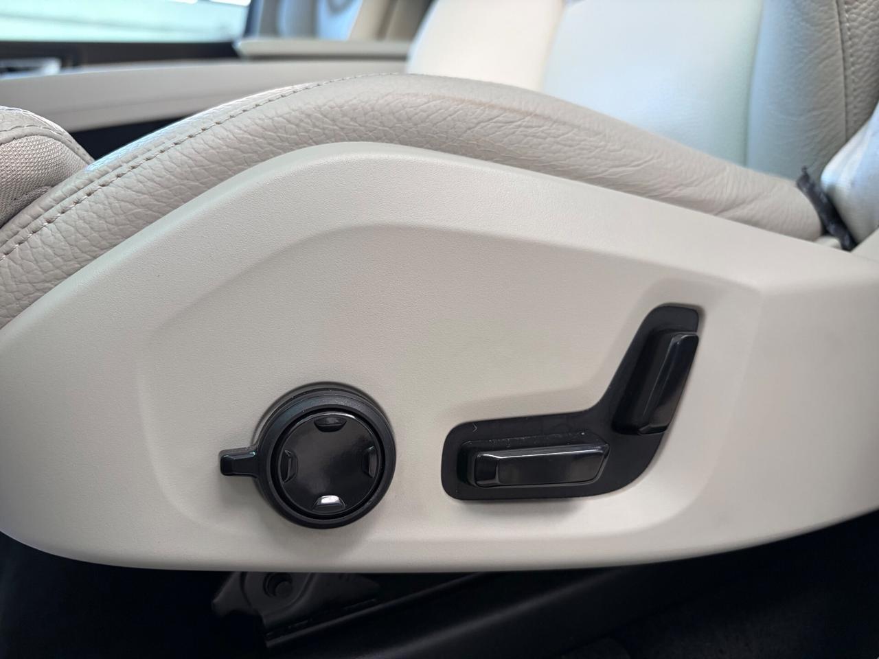 Volvo XC60 B4 (d) AWD automatico Plus Bright