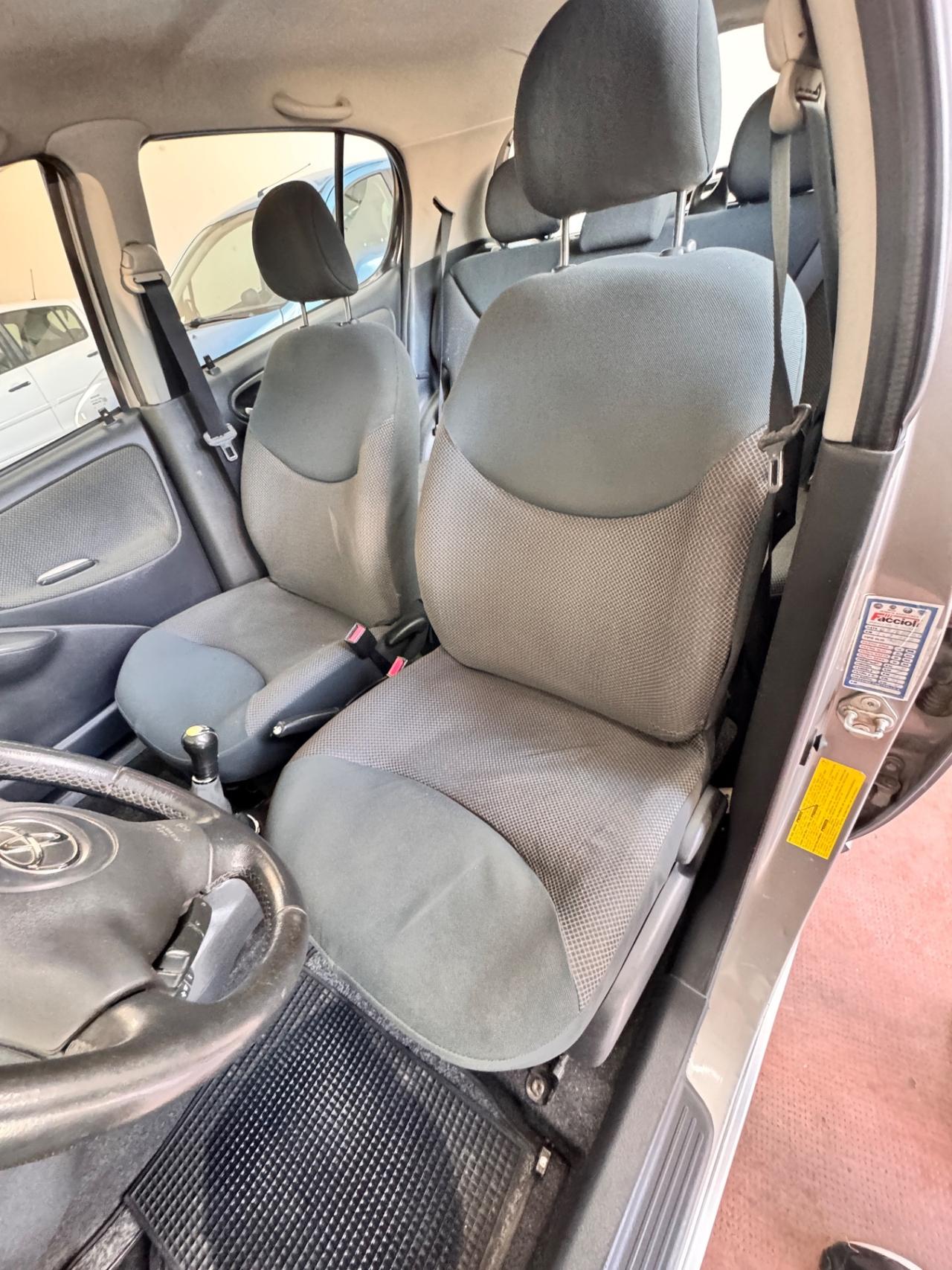 Toyota Yaris 1.0i 16V cat 5 porte Sol