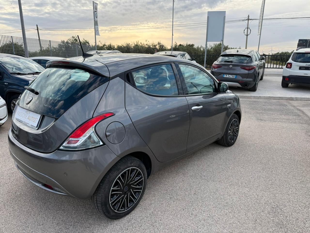Lancia Ypsilon 1.0 FireFly 5 porte 70 CV S&S Hybrid Ecochic Gold