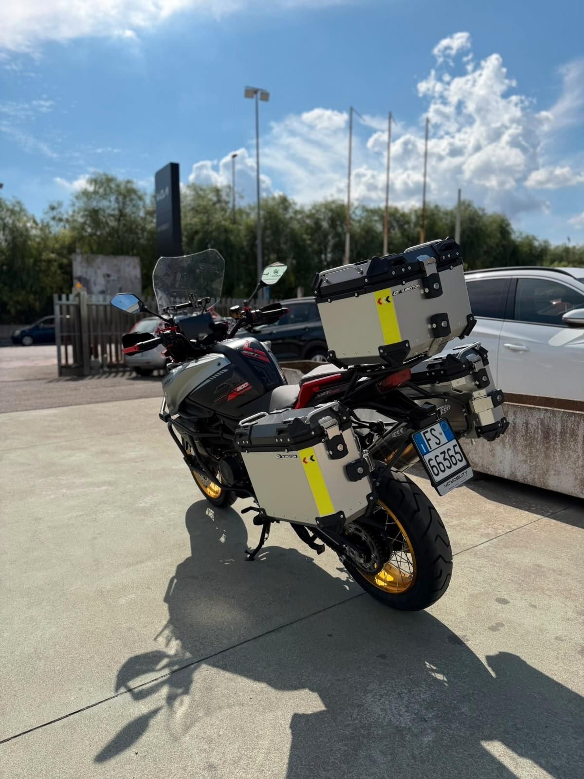 QJ MOTOR SRT 900 SX – 3.300 KM – TRIS VALIGIE