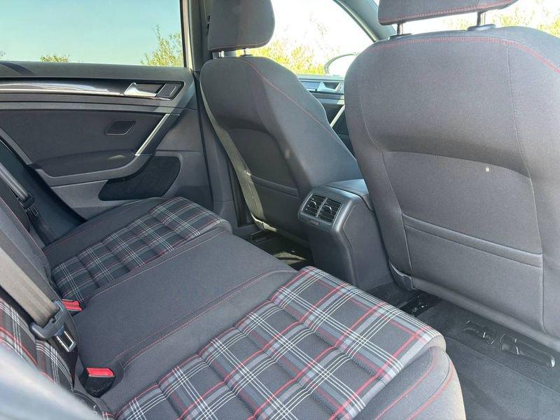 Volkswagen Golf 2.0 TSI 220cv