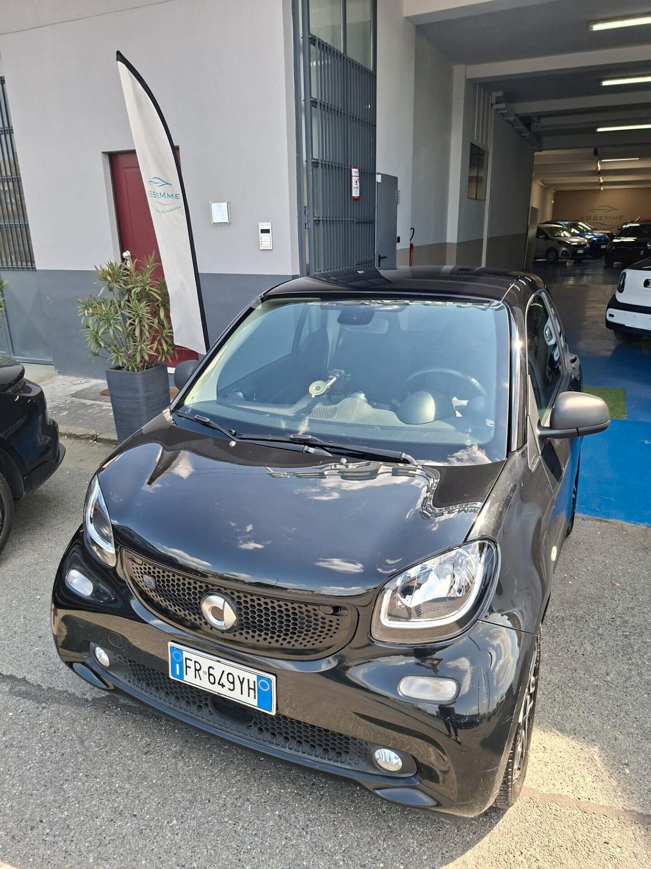Smart ForTwo electric drive, allestimento Passion. Tetto panoramico con tendina, cerchi diamantati, schermo touch screen e molto altro