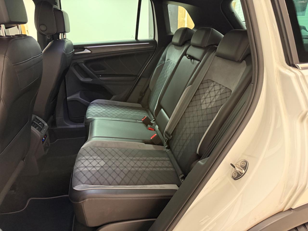 Volkswagen Tiguan 2.0 TDI 150 CV DSG R-Line retro camera, luci ambiente