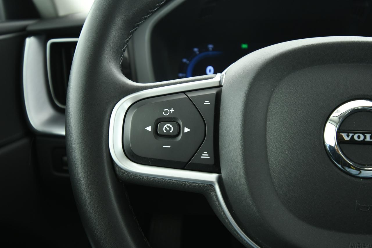 VOLVO XC60 2.0 b4 Momentum awd auto CAMERA+APP CONNECT+FULL LED