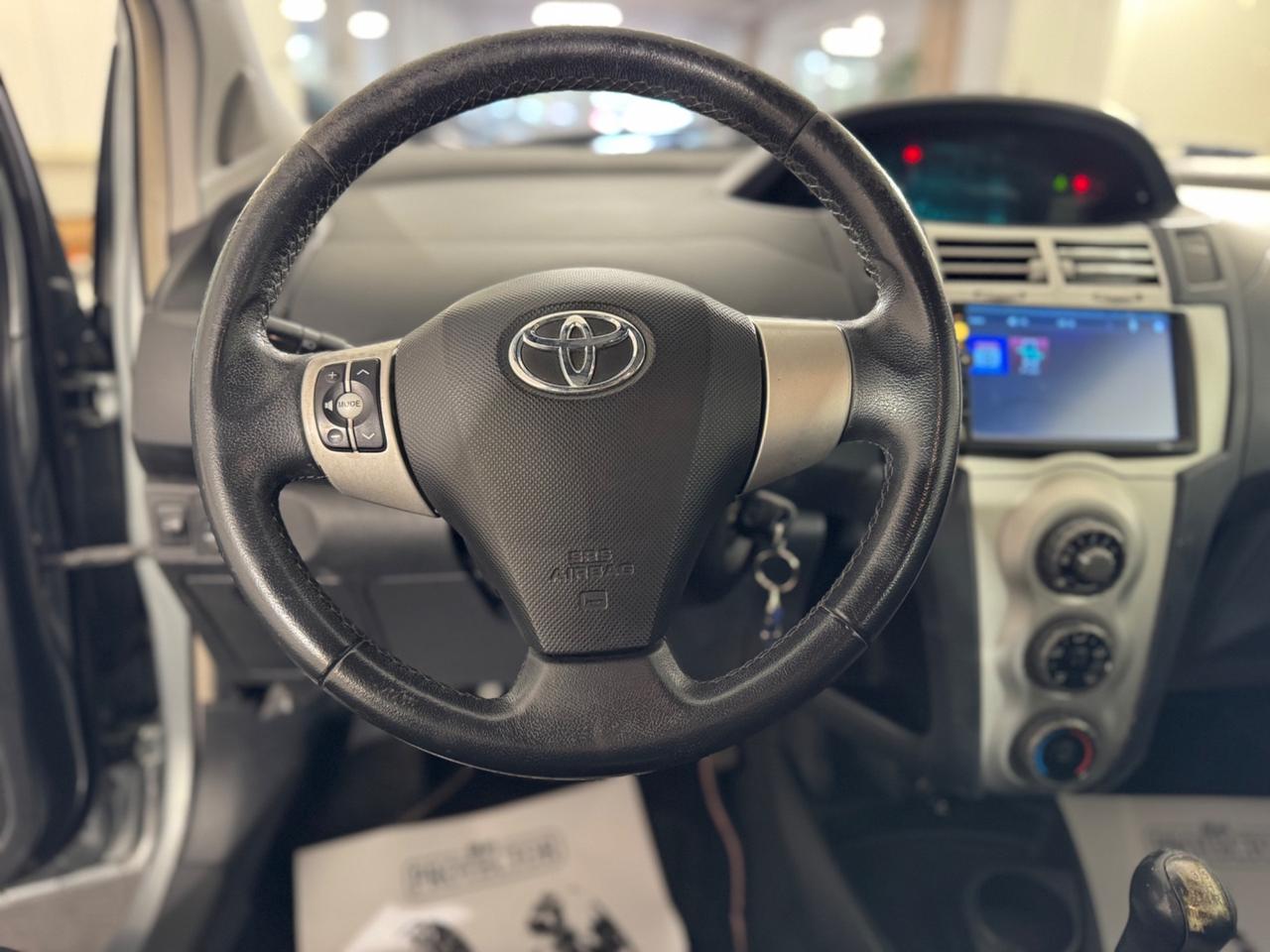 Toyota Yaris 1.0 3 porte Navi NEOPATENTATI - NAVIGATORE CON COLLEGAMENTO TELEFONO - GOMME NUOVE