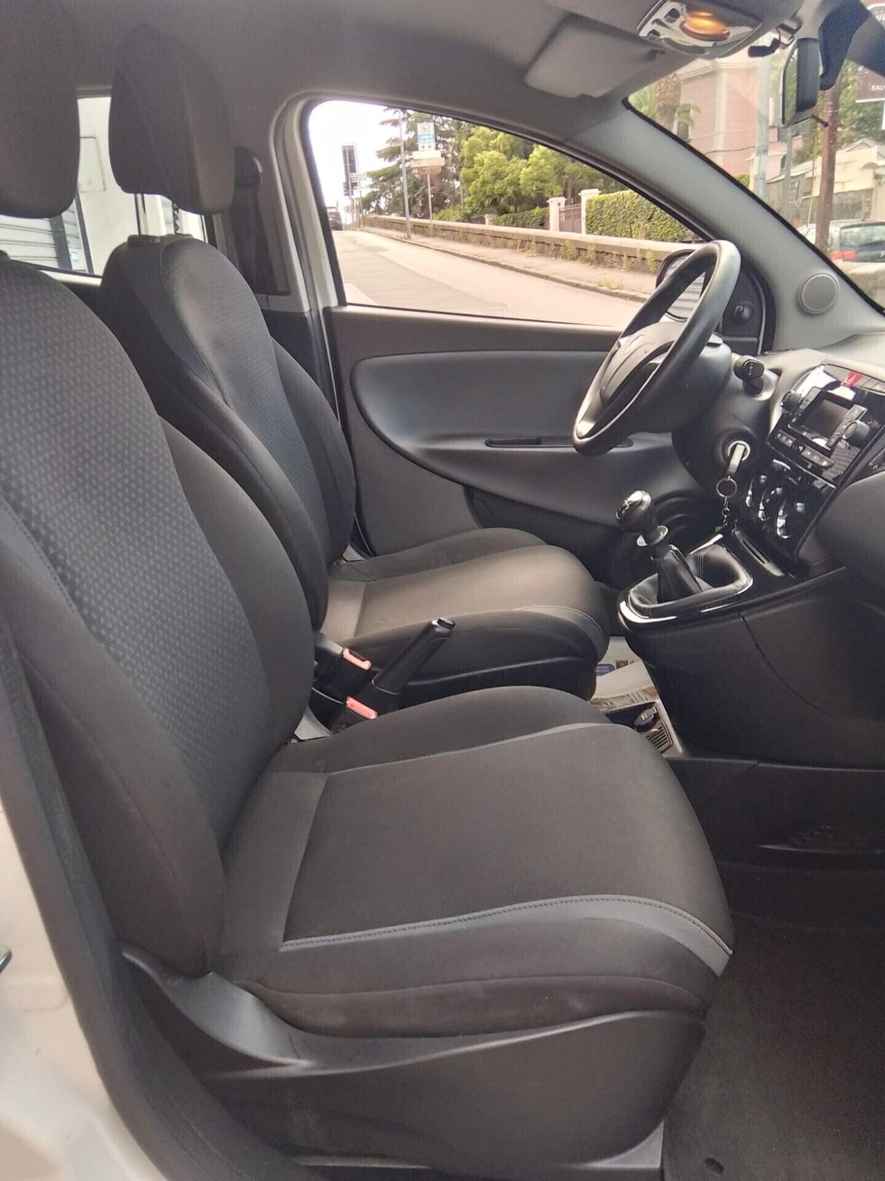 Lancia Ypsilon 1.2 69 CV 5 porte Platinum